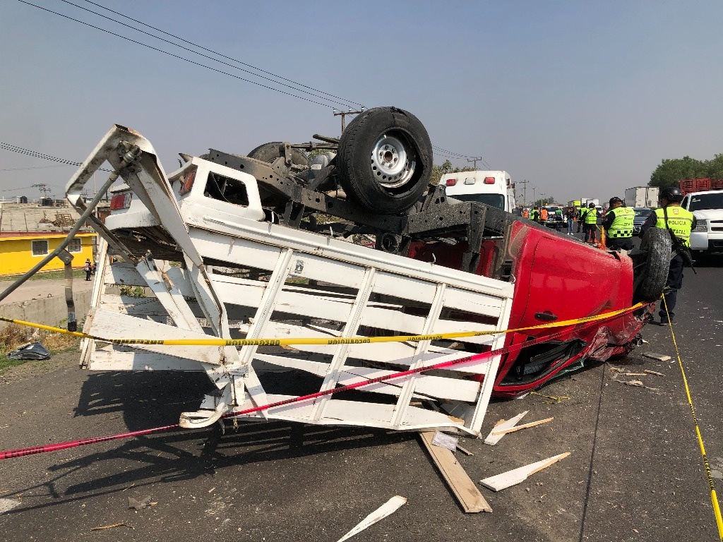 Cuarto muertos y tres heridos por volcadura de camioneta en Ecatepec