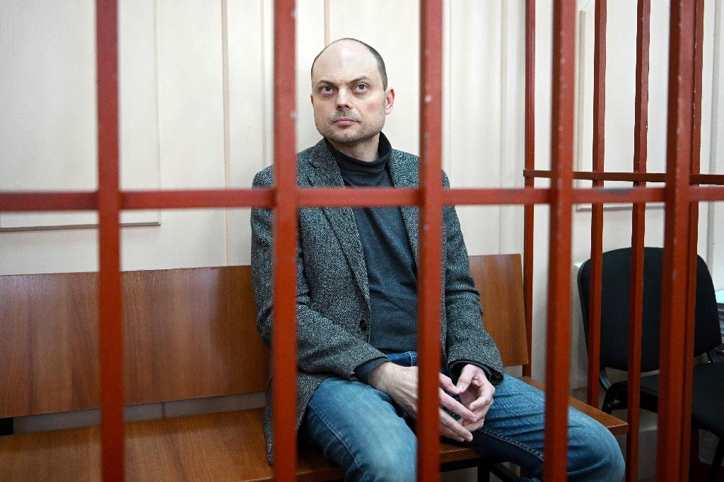 El periodista opositor ruso, Vladimir Kara, enfrenta 25 años de cárcel
