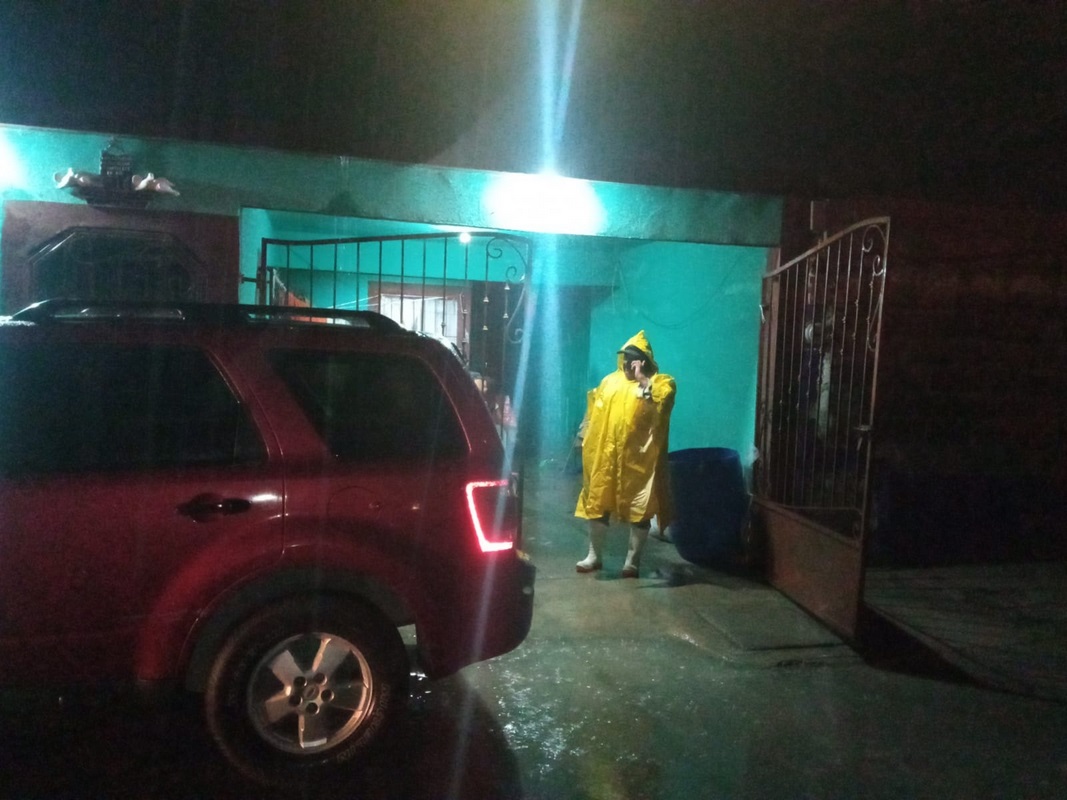 Personal de Pc y Bomberos atiende reporte de fuga de gas LP en el barrio la Gloria