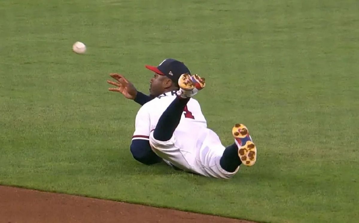 Orlando Arcia y Ozzie Albies hacen una magistral jugada