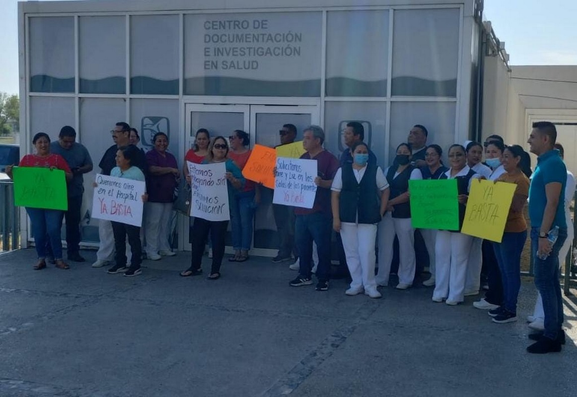 Protestan trabajadores de la Clínica 24 del IMSS por condiciones de trabajo