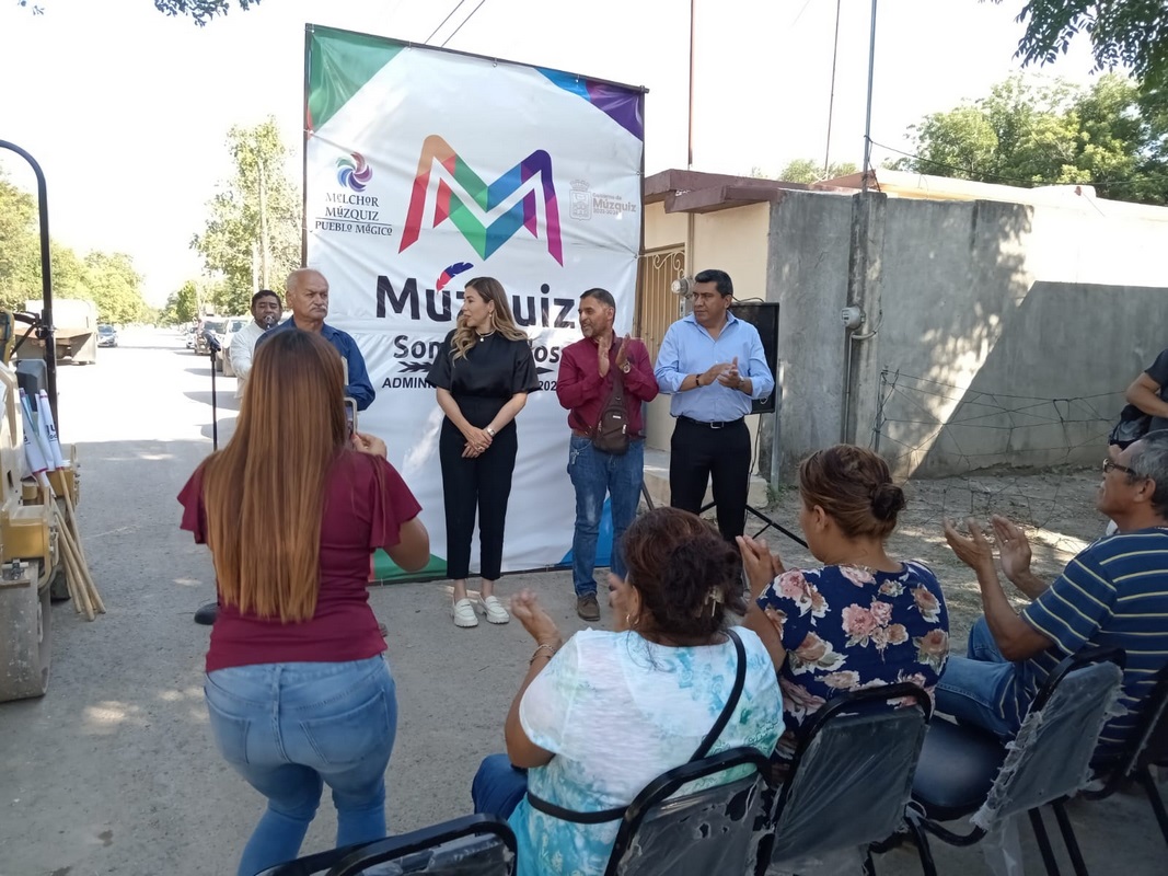 Da banderazo de arranque a dos obras de pavimento en Múzquiz Tania Flores