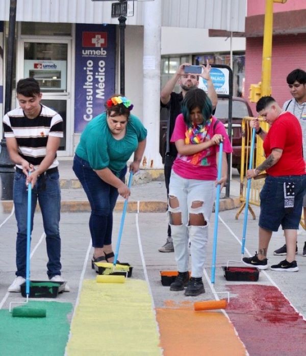 LA COMUNIDAD LGTB DE MÚZQUIZ PINTA «PASEO DEL AMOR»