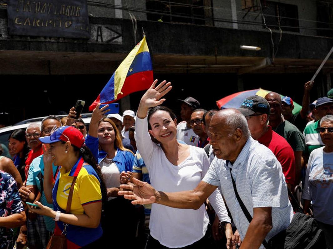 Gobierno de Maduro inhabilita políticamente a principal precandidata de la oposición en Venezuela