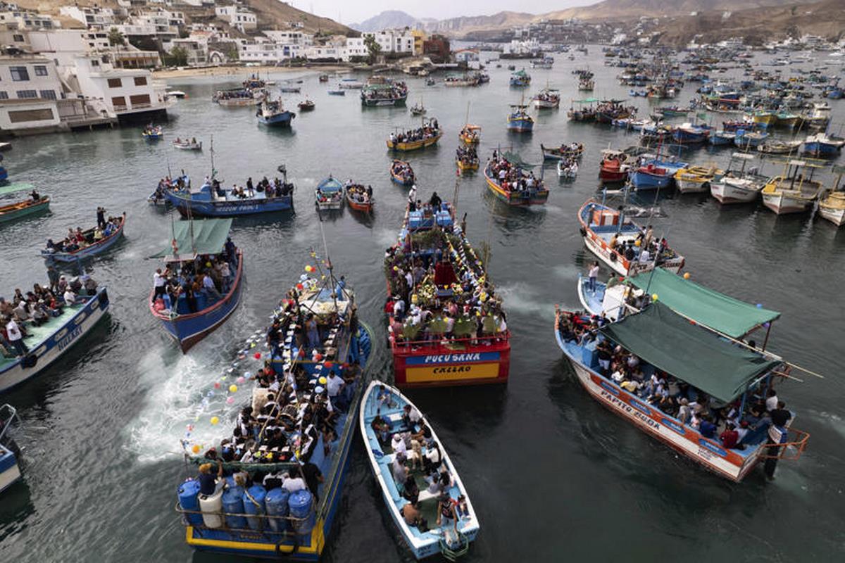 Pescadores peruanos celebran a San Pedro y San Pablo, aunque con incertidumbre por El Niño