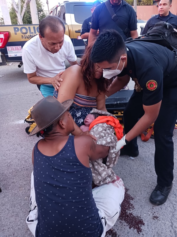 REGRESAN A MUJER DEL HOSPITAL, Y DA A LUZ EN PLENA CALLE