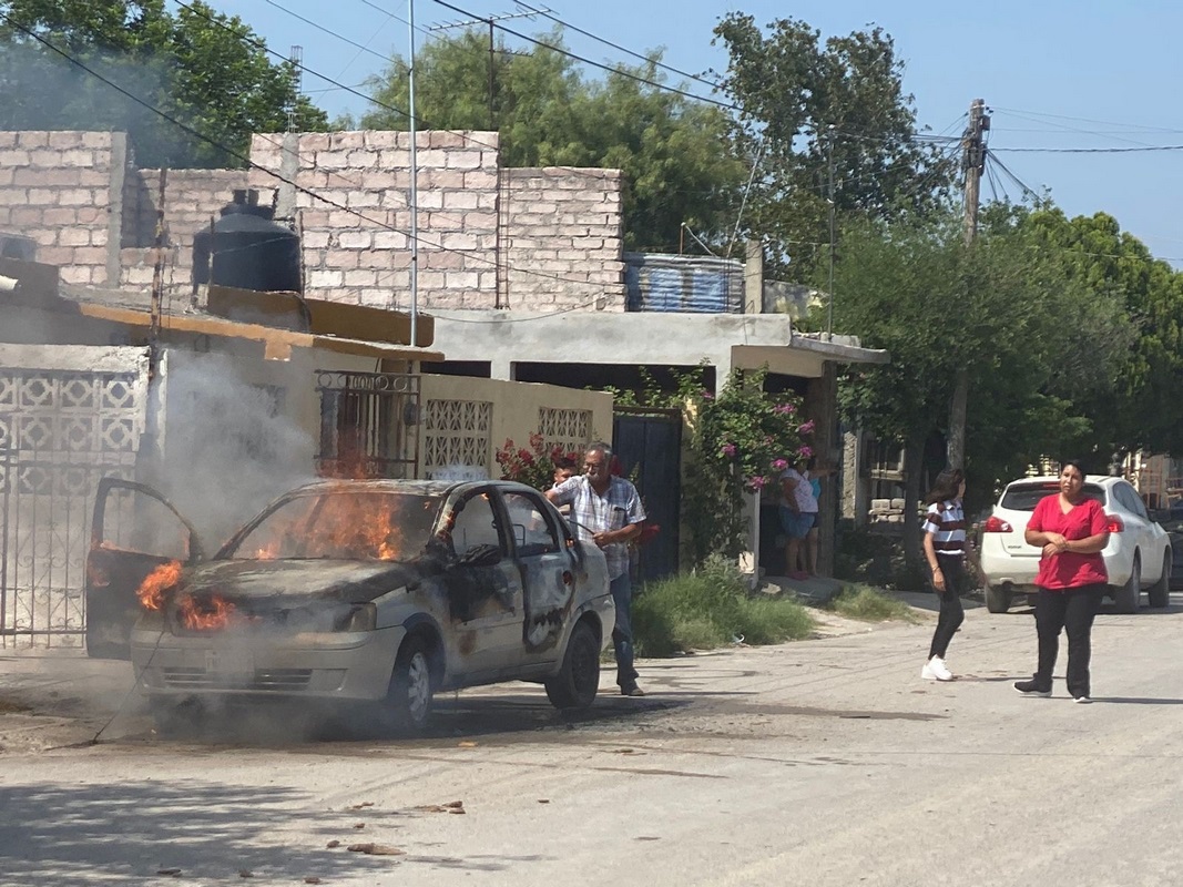 No alcanza a llegar al taller por falla eléctrica y se incendia vehículo en el camino