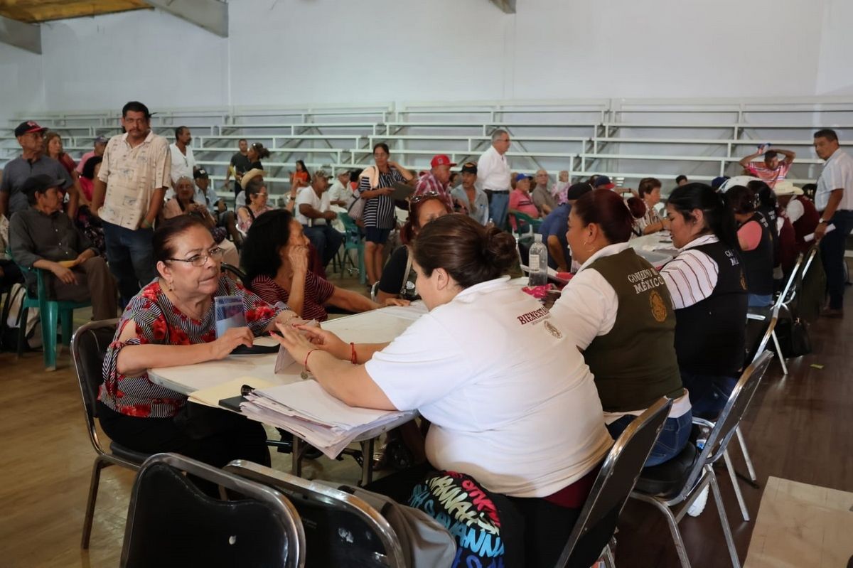 Atiende administración municipal a adultos mayores y personas con discapacidad en el cambio de su tarjeta