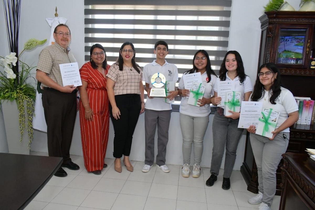 Felicita alcaldesa a alumnos destacados en concurso de matemáticas