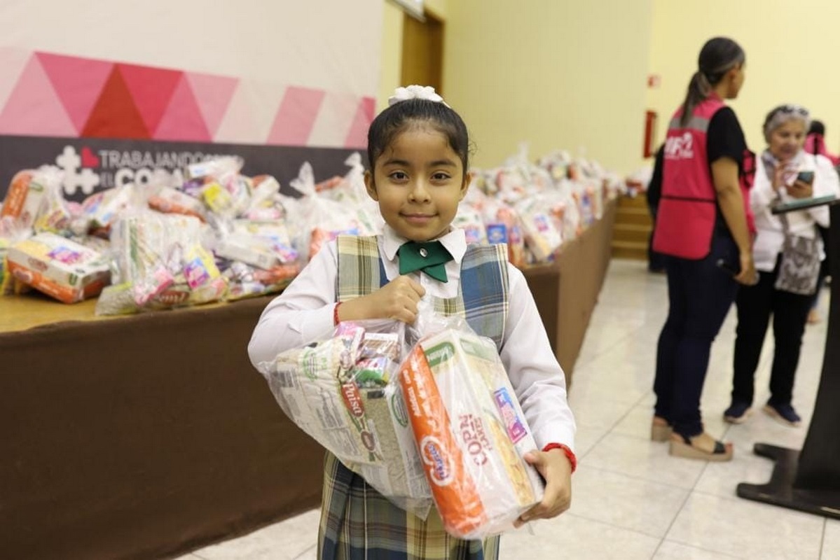 Entregan despensas a 400 alumnos de nivel básico