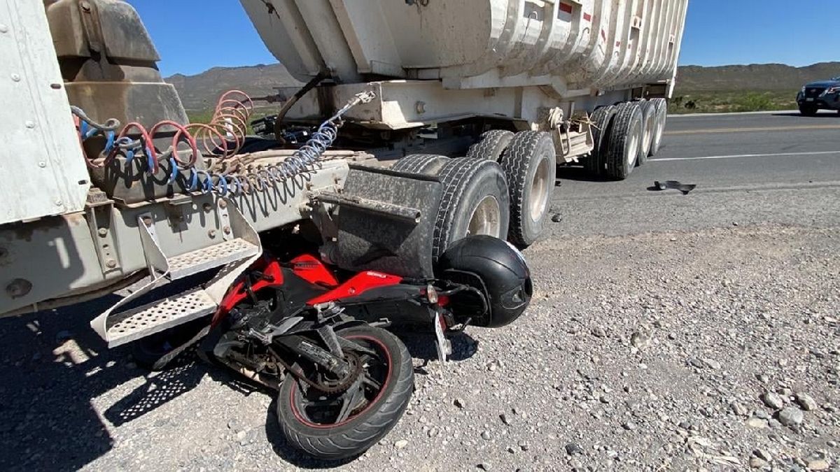 Muere motociclista, se impacta contra tracto camión