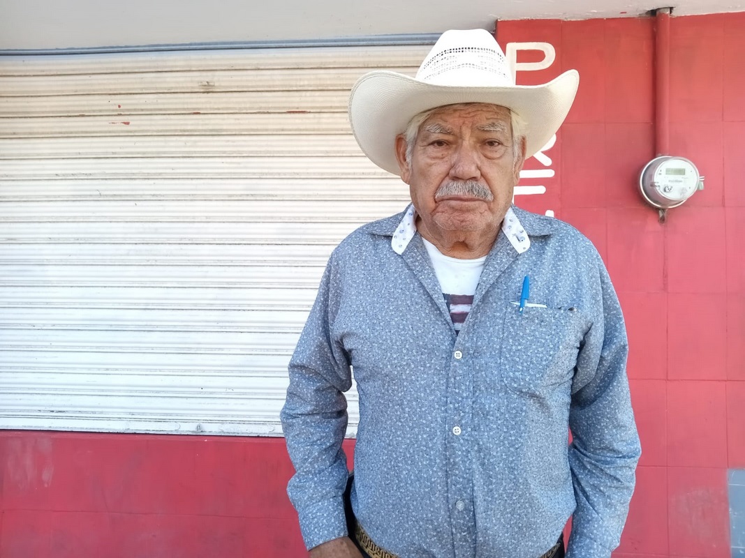 Ciudadanos buscan asesoría con Ramiro Minjares de Jubilados y Pensionados