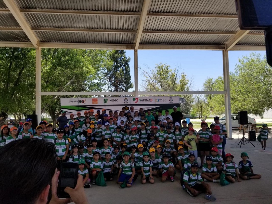 Niños y padres de familia aprovechan campamento de verano