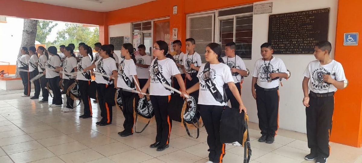 Banda de guerra llena de orgullo a la secundaria Venustiano Carranza