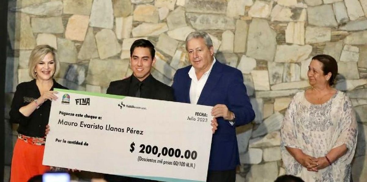 Premia alcalde de Saltillo a ganador de la IV Bienal Nacional de Autorretrato «Rubén Herrera»
