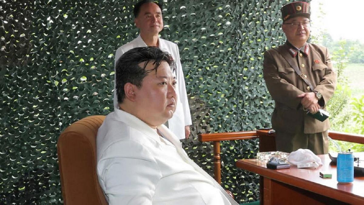 Aparece Kim Jong con un con moderno teléfono celular, violando sanción de la ONU