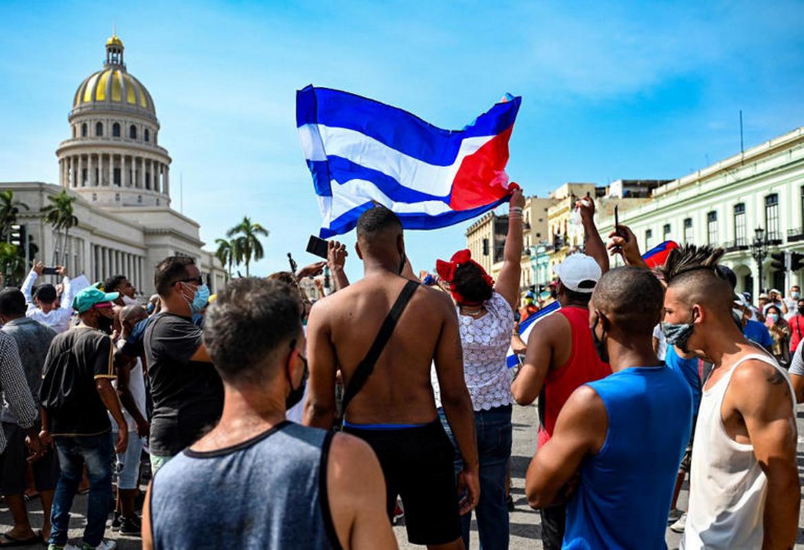 EU devuelve a Cuba a casi 3 mil migrantes, pero 300 mil esperan irse al país norteño