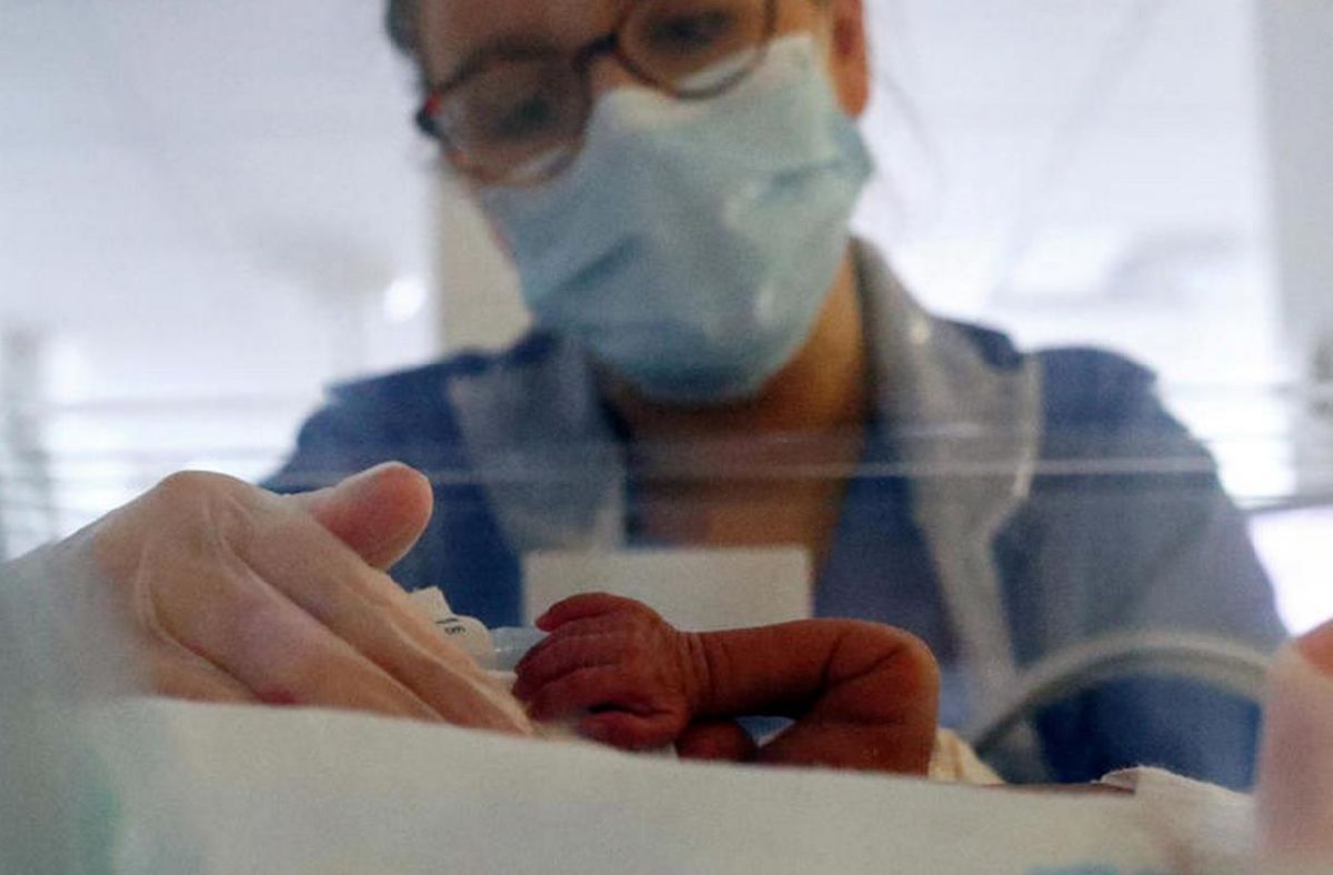 España detecta una muerte y un caso grave en recién nacidos por un virus habitualmente leve