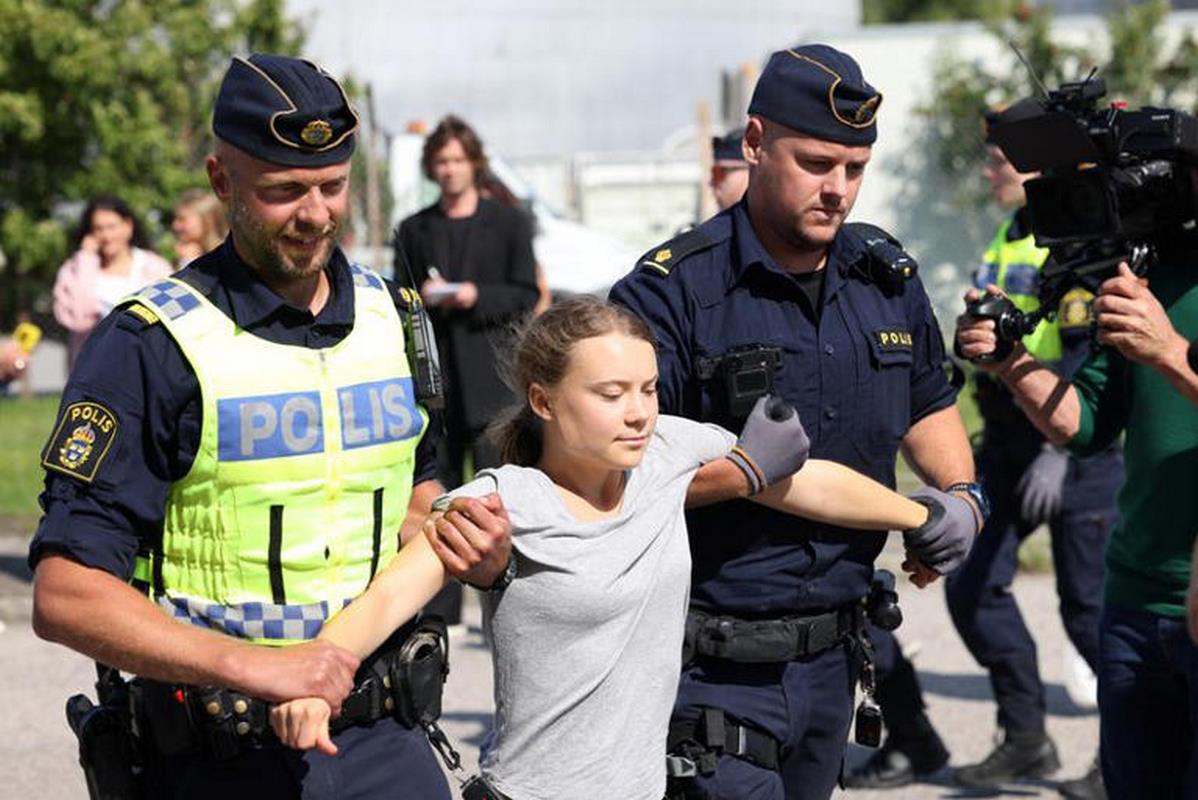 Greta Thunberg, desalojada por la fuerza de manifestación horas después de ser multada por protestar