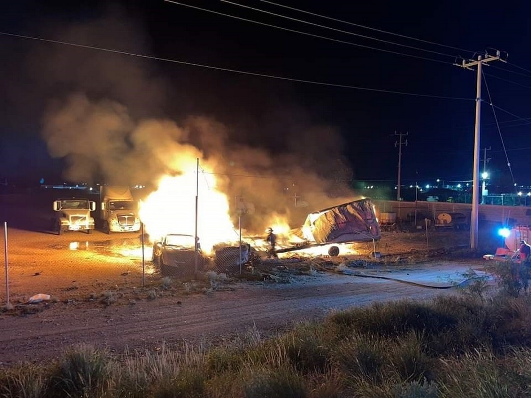 PÉRDIDA TOTAL DE DOS VEHÍCULOS Y UN TRÁILER, TRAS INCENDIO