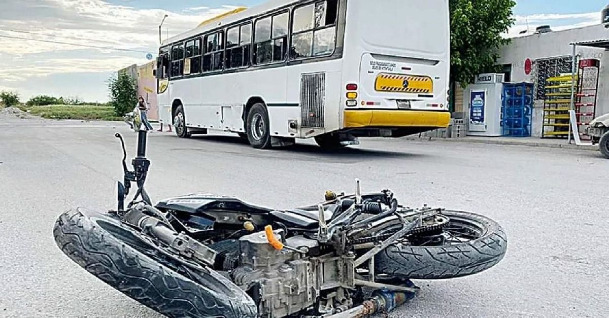 Motociclista colisiona contra un autobús y termina con lesiones
