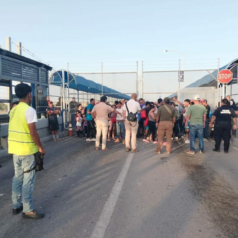 Cientos de migrantes invaden el puente 1 por mala información de páginas de Facebook