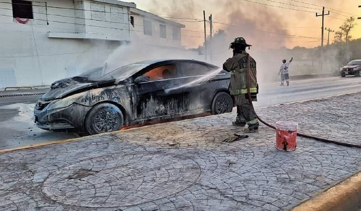 En pleno Par Vial Román Cepeda, arde automóvil