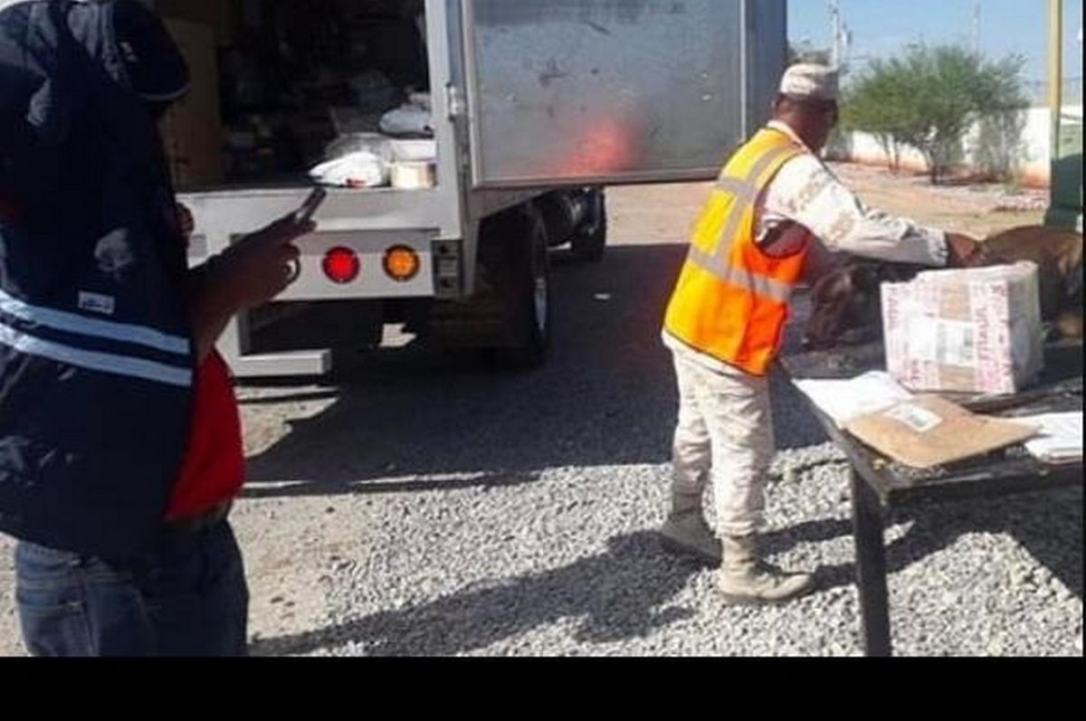 Aseguran militares camión de paquetería con droga, en la antigua garita