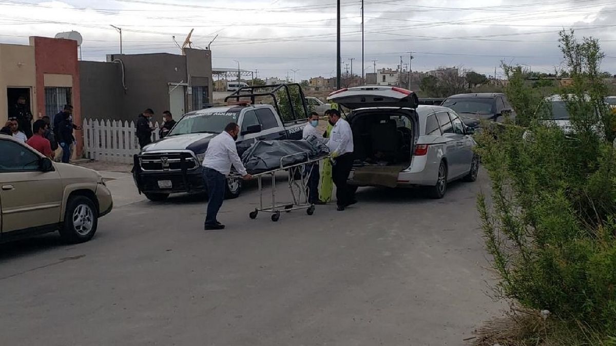 Mujer de 25 años Sale por la puerta falsa