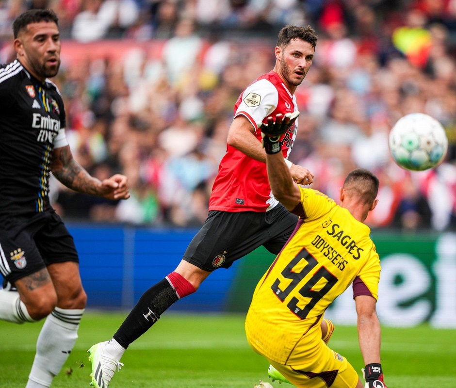 Santiago Giménez marcó gol en amistoso con el Feyenoord