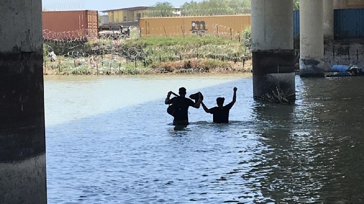 Migrantes continúan arriesgándose por el río Bravo