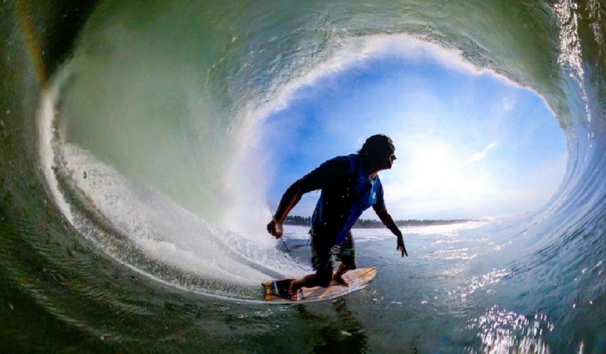 Luto en el deporte. Fallece el surfista hawaiano Mikala Jones en Indonesia