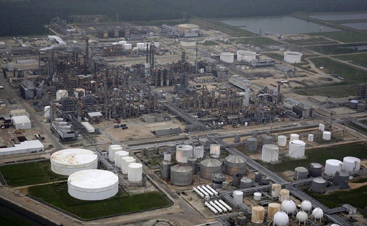 El exceso de combustóleo obliga a Pemex a bajar la producción en sus refinerías