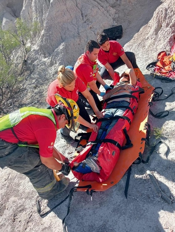 Bomberos de Ramos Arizpe le salvan la vida a joven, estaba atrapado en un acantilado.
