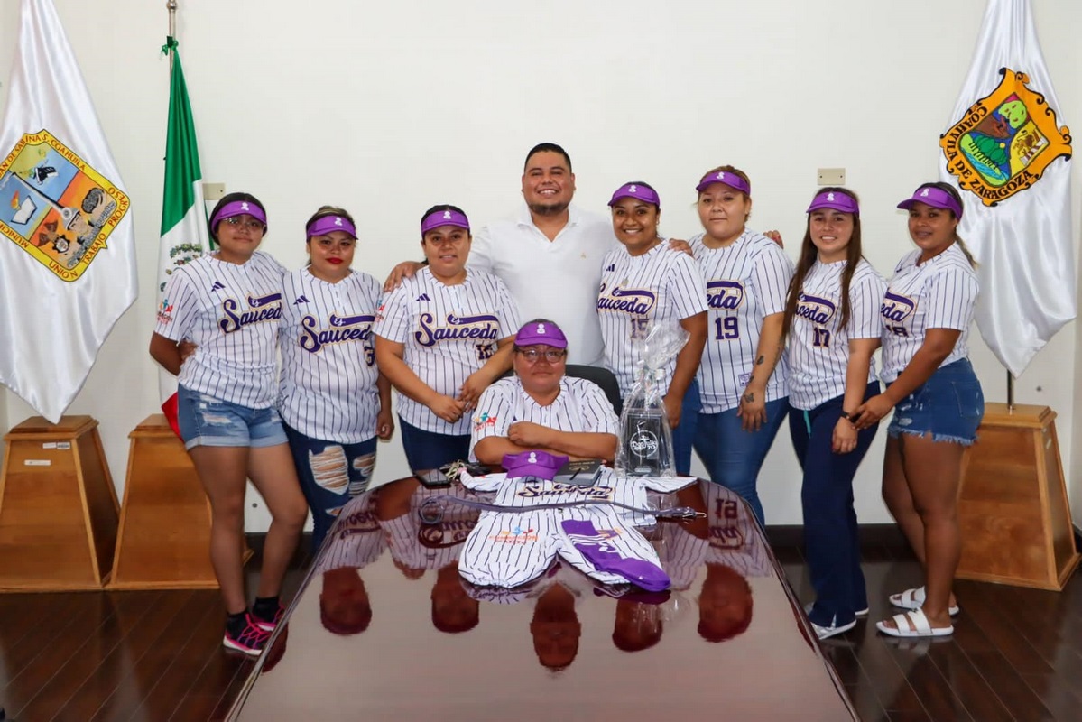 Entrega Mayito uniformes a equipo de sóftbol de ejido Sauceda del Naranjo