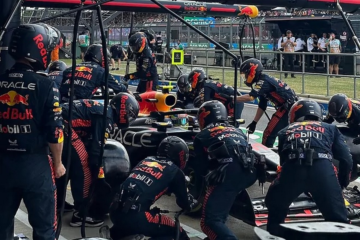 Checo Pérez y Verstappen arrasan… hasta en los ‘pit stops’