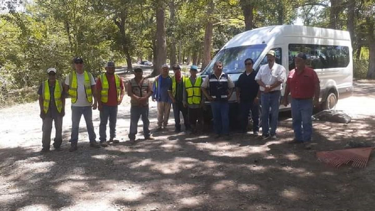 Personal del municipio de Múzquiz limpia río Sabinas
