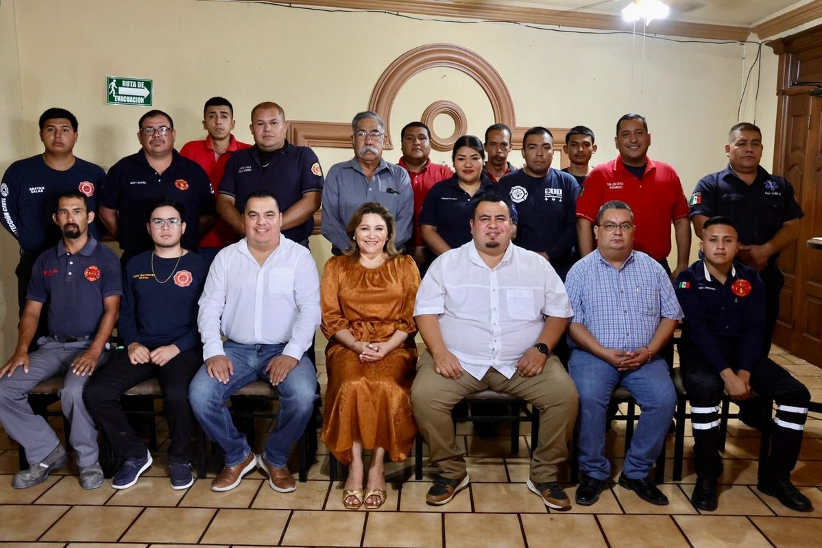 Reconoce alcaldesa de Sabinas a los bomberos en su día