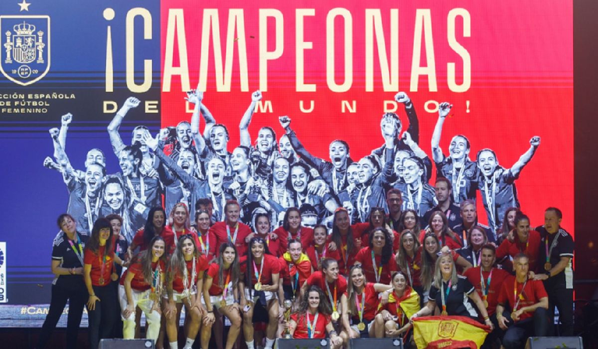 España se paralizó para festejar con las jugadores la conquista del Mundial Femenil