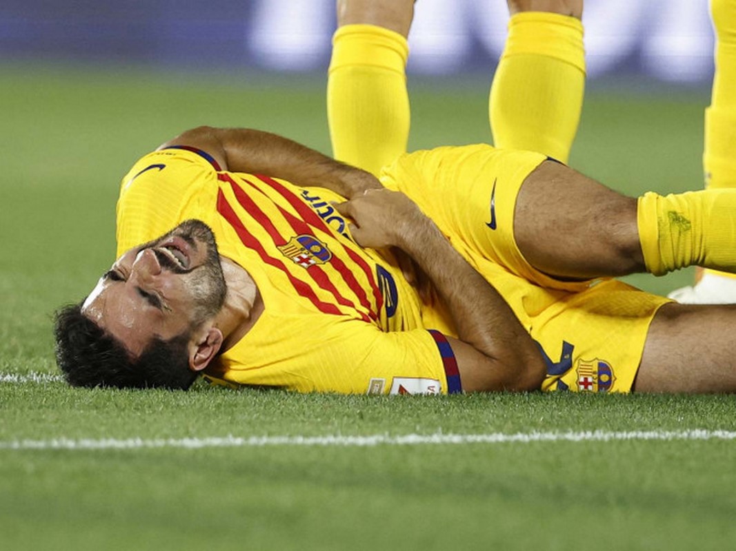 Gündogan sufre agresión en su debut con Barcelona y… ¡Ni tarjeta hubo!