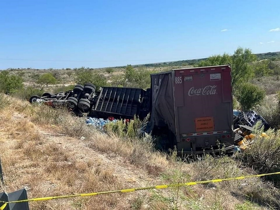 VUELCA CHOFER DE COCA – COLA Y PIERDE LA VIDA