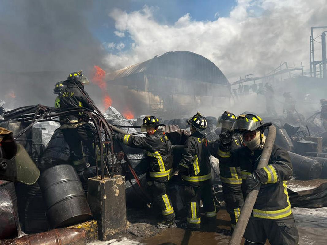 Controlan incendio que consumió fábrica de químicos en San Vicente Chicoloapan