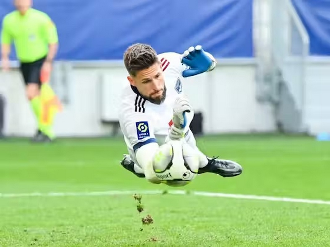 ¿Ochoa perderá la titularidad? Salernitana ficha a portero CAMPEÓN de Europa