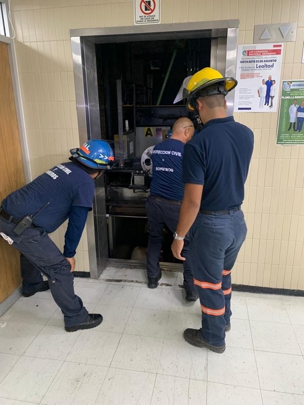 Rescatan a 7 personas atrapadas en elevador del IMSS en Monclova