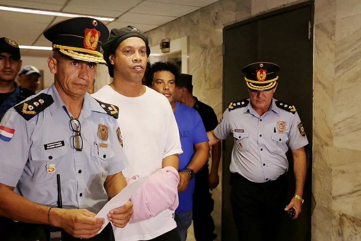 Ronaldinho podría regresar a la cárcel por una estafa con criptomonedas