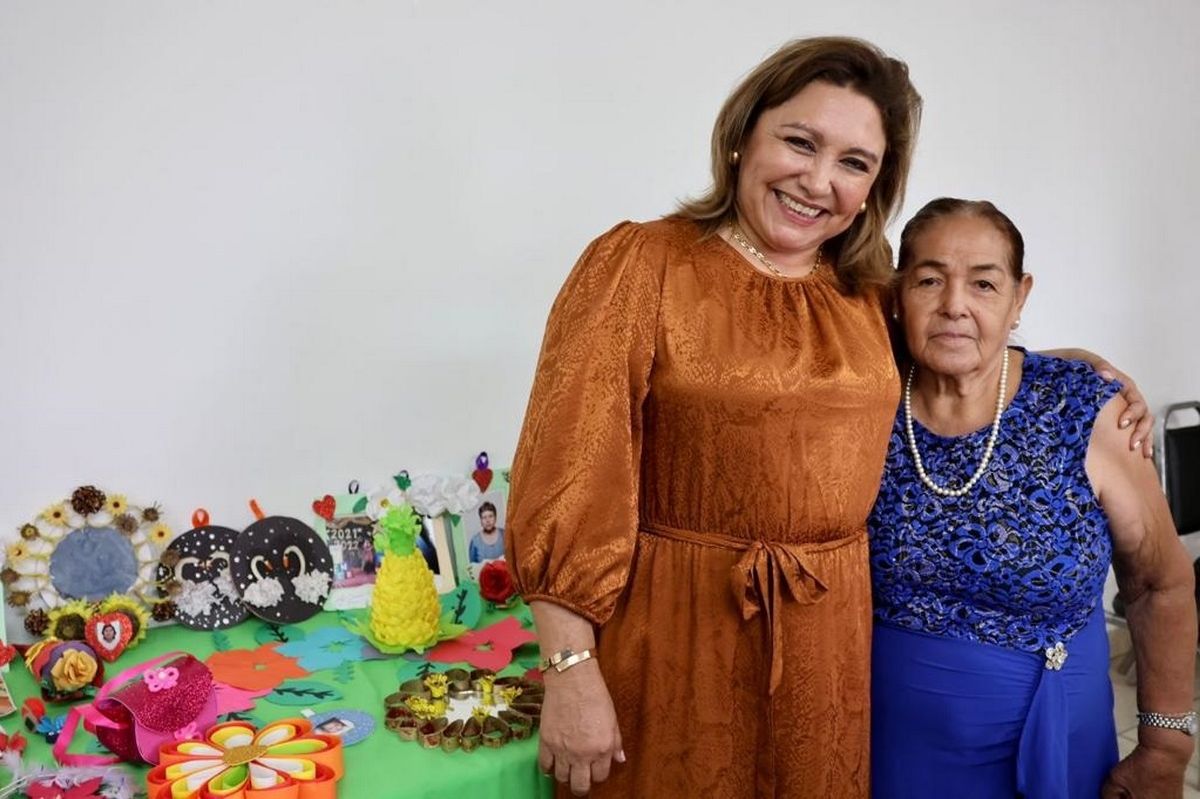 Convive alcaldesa Diana Haro con adultos mayores de la Esfera Ciudadana en Villa de Agujita