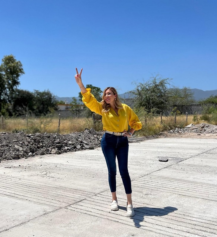 Alcaldesa Tania Flores Guerra supervisa obras de pavimentación en Múzquiz