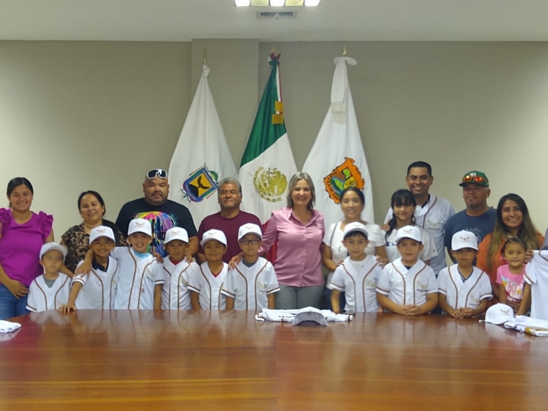 Entrega alcaldesa uniformes a selección de Beisbol Infantil