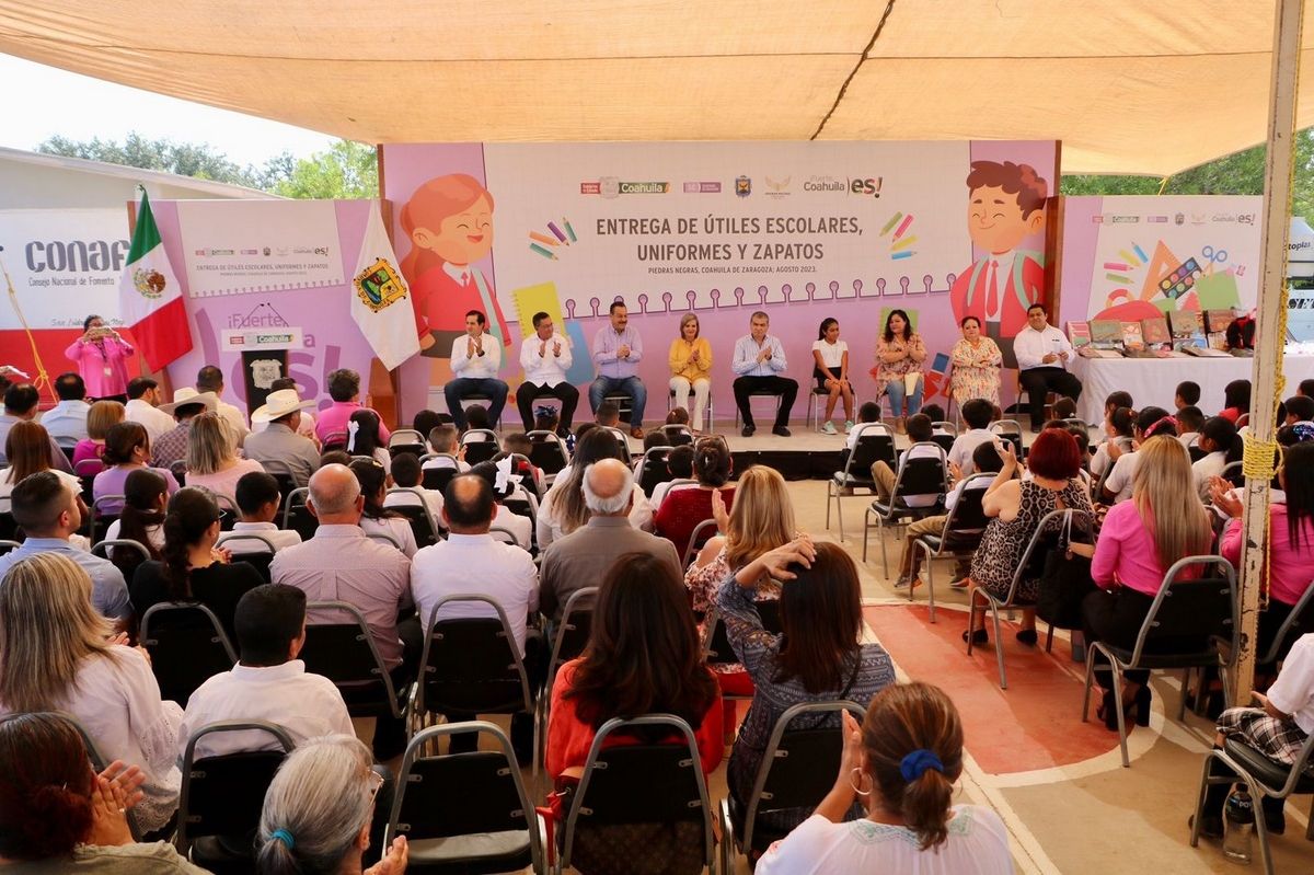 Entrega alcaldesa útiles y uniformes escolares