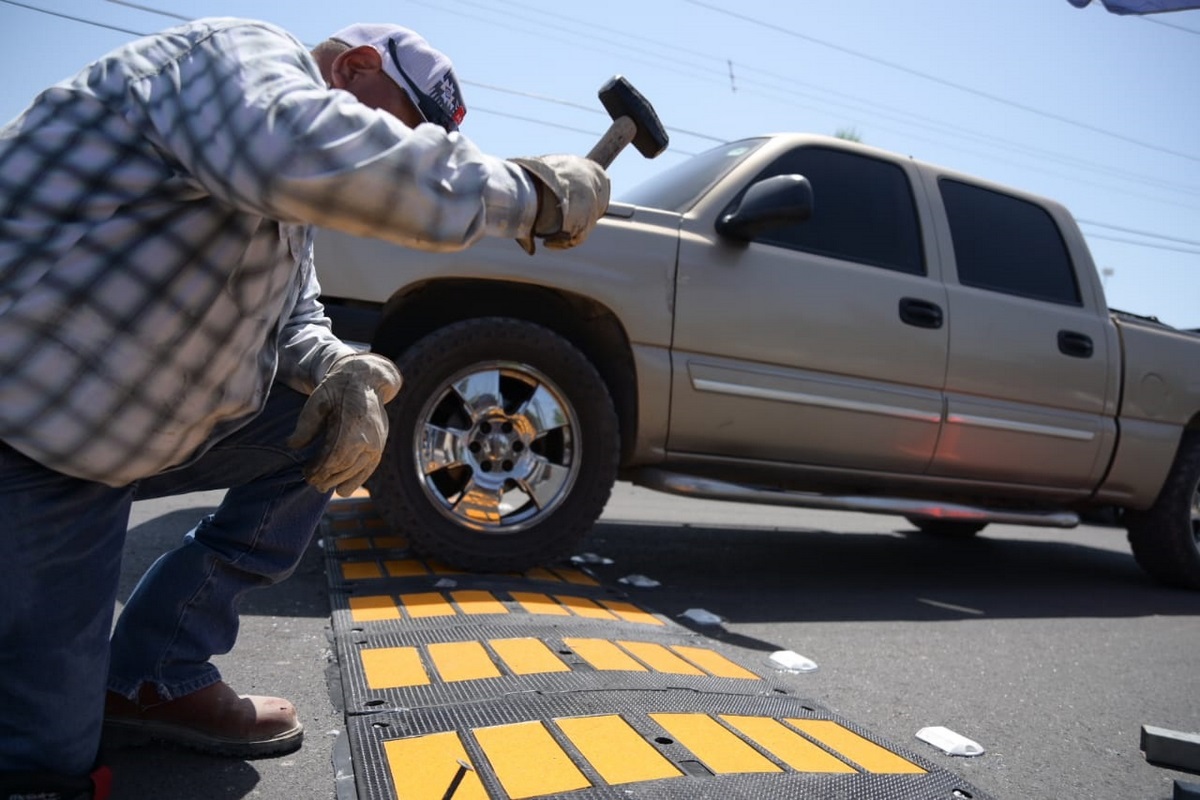 Continúan los trabajos de señalización e instalación de reductores